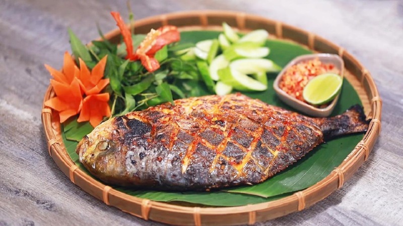 Cá lăng sông Đà nướng than đặc sản Ba Vì